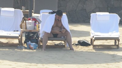 Cem Yılmaz eski eşiyle tatile çıktı