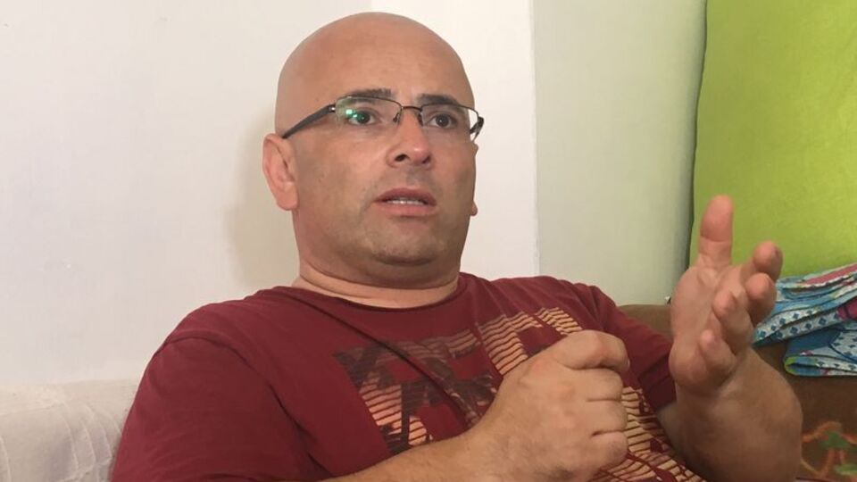 Evinin penceresine pankart astı!