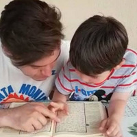 Mustafa Ceceli oğluna Kur'an-ı Kerim dersi veriyor