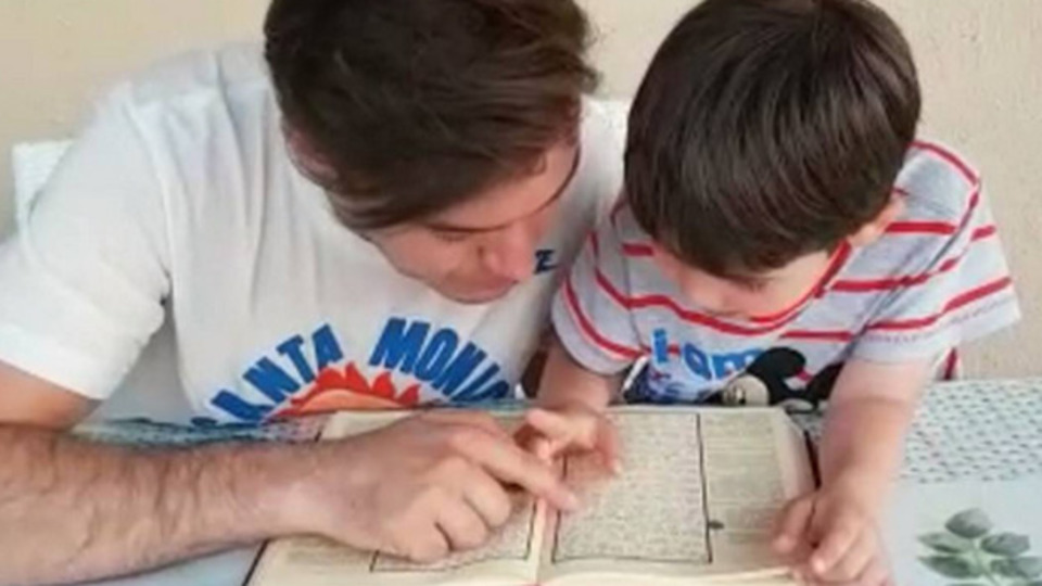 Mustafa Ceceli oğluna Kur'an-ı Kerim dersi veriyor