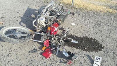 Otomobille motosikletli ağabeyine çarptı