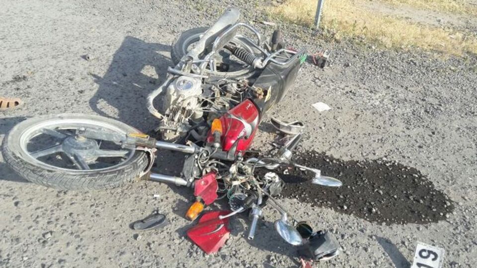 Otomobille motosikletli ağabeyine çarptı