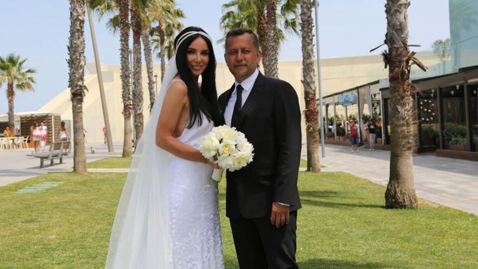 Gülşen çiçeğini böyle fırlattı!