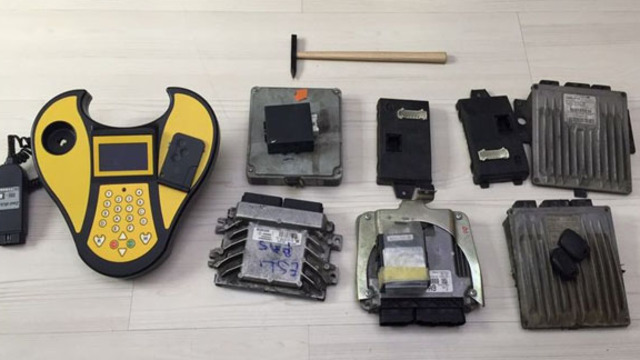 Oto hacker çetesini 'köstebek polis' çökertti