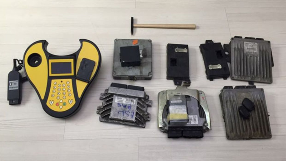 Oto hacker çetesini 'köstebek polis' çökertti