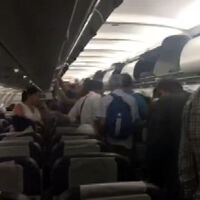 Atatürk Havalimanı: Yolcular uçakta beklerken kaptandan anons geldi!