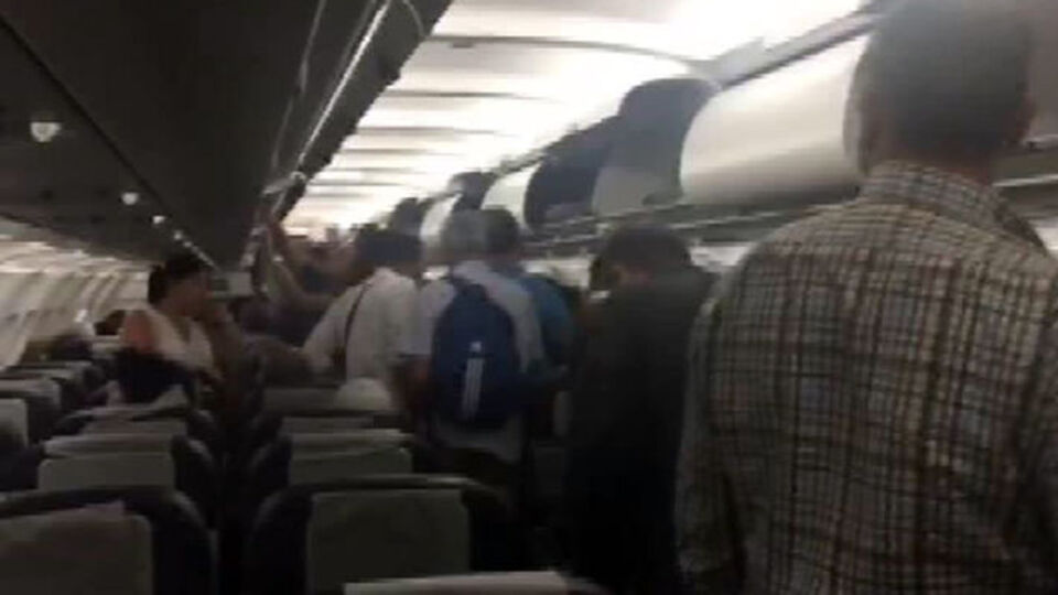 Atatürk Havalimanı: Yolcular uçakta beklerken kaptandan anons geldi!