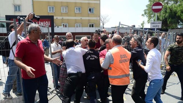 Bakırköy'de hastane önünde kavga