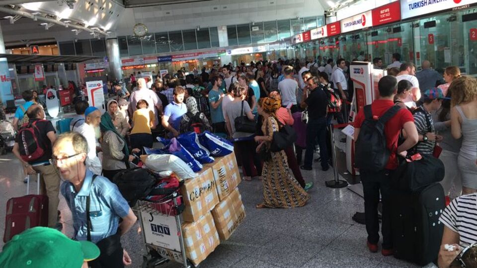 THY gişesi önünde bilet kuyruğu oluştu