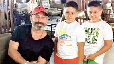 İkizlerin mutlu pozu