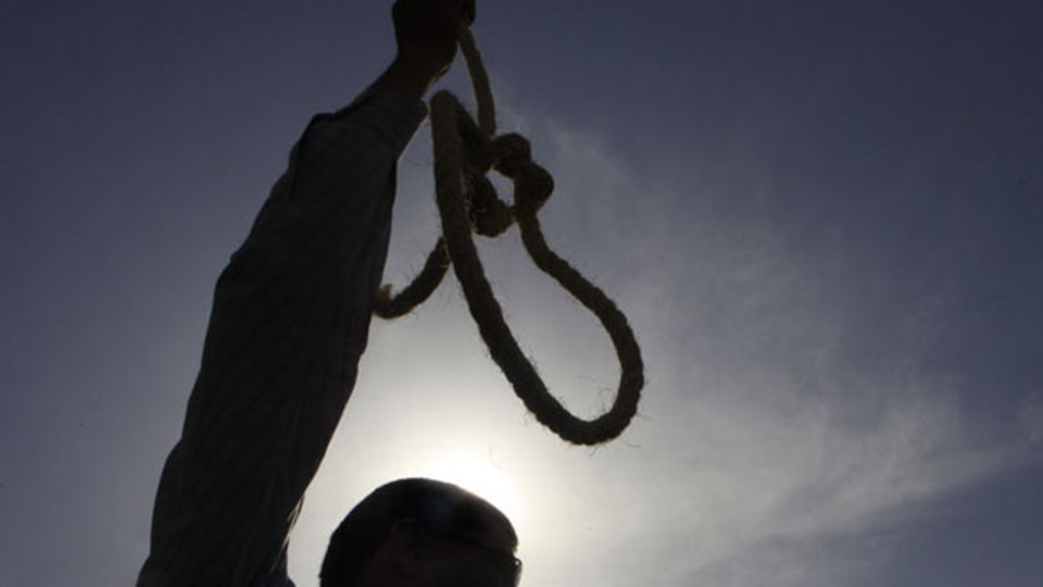 Karısına göstereyim derken yanlışlıkla kendini astı