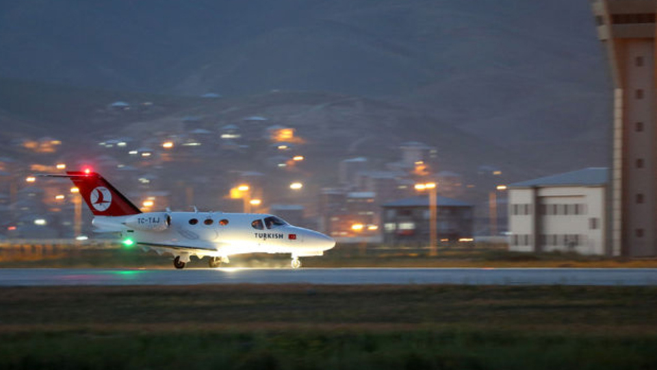 11 ay sonra ilk uçak indi!