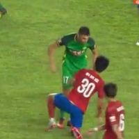 Burak Yılmaz rakibiyle kavga etti!