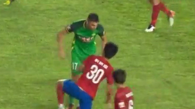 Burak Yılmaz rakibiyle kavga etti!