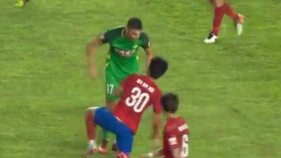 Burak Yılmaz rakibiyle kavga etti!