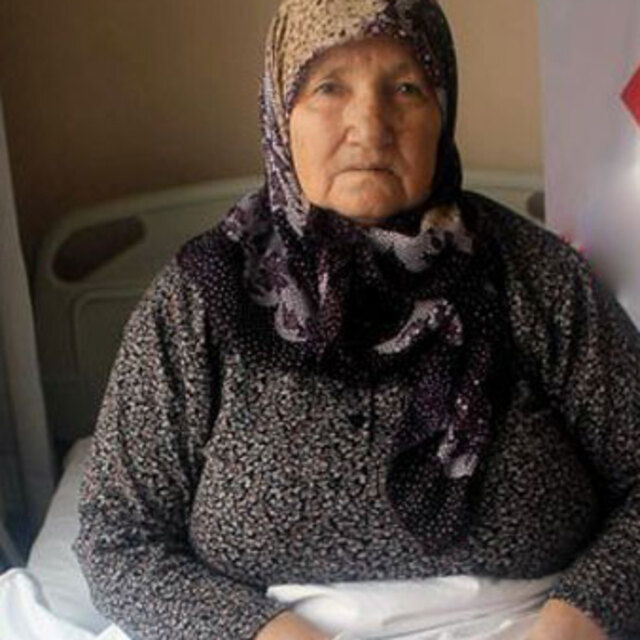 Dizlerine takılan protezle yeniden yürüyebilecek