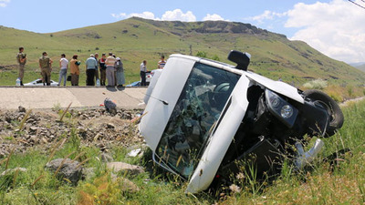 Erzurum'da minibüs şarampole yuvarlandı!