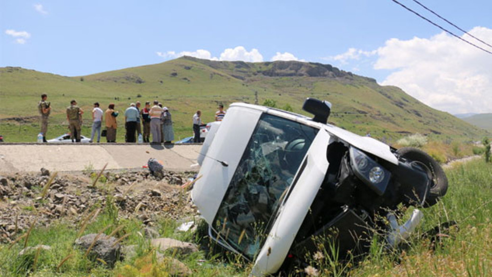 Erzurum'da minibüs şarampole yuvarlandı!