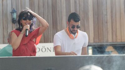 Hande Yener panikledi