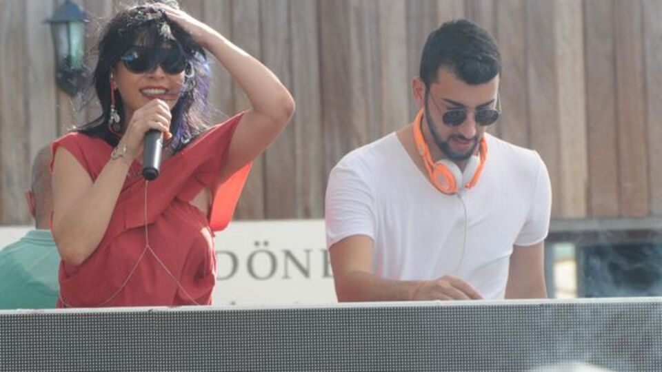 Hande Yener panikledi