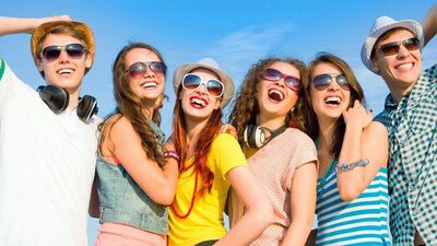 Ben evdeyken insanlar dışarda sürekli eğleniyor mu?