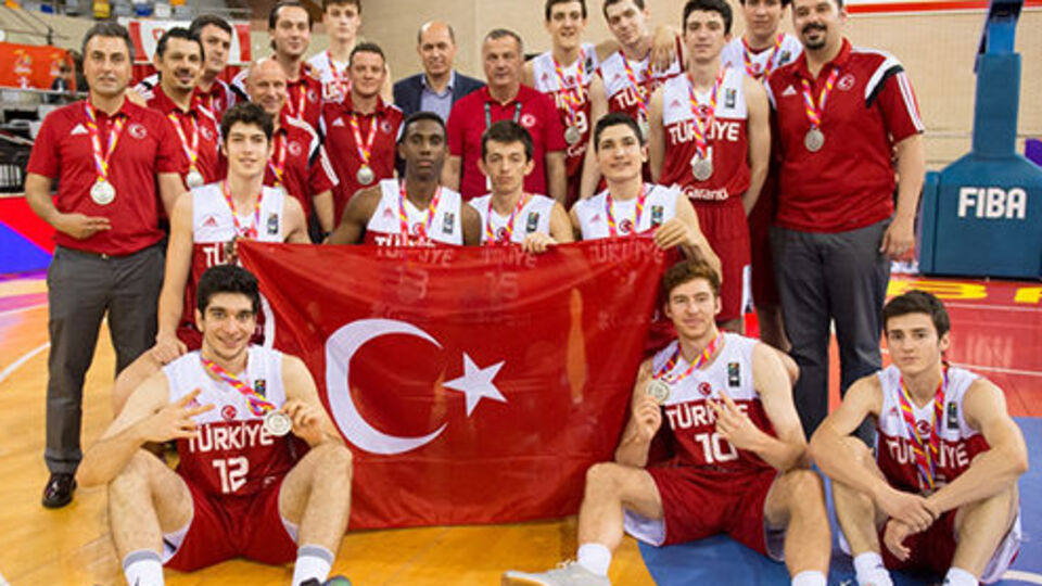 Dünya ikincisi genç basketbolcular yurda döndü