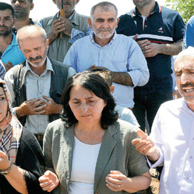HDP milletvekilleri PKK'lı teröristin cenazesine katıldı