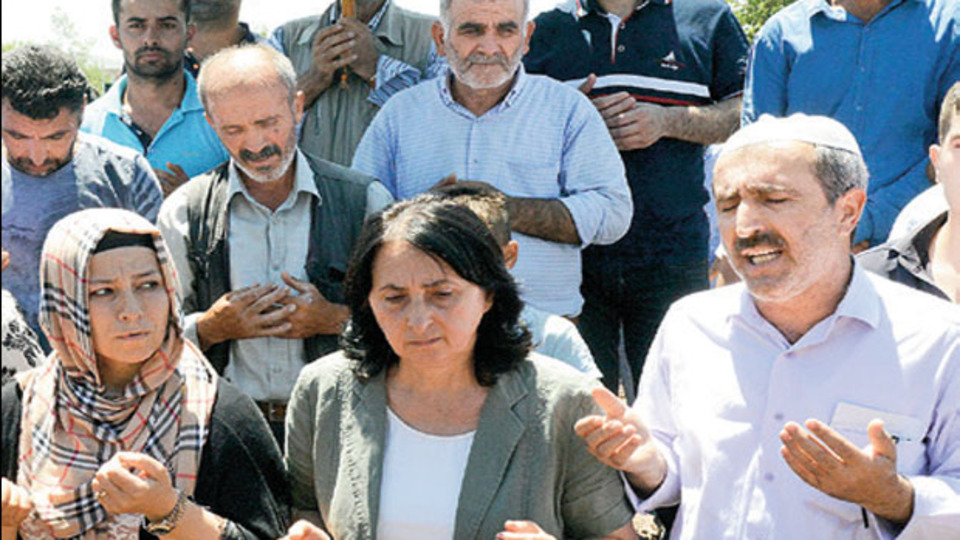 HDP milletvekilleri PKK'lı teröristin cenazesine katıldı
