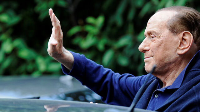 Berlusconi, Milan'ı sattığını açıkladı!