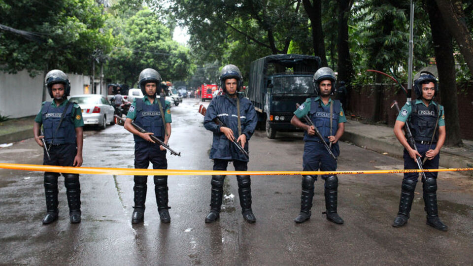 Bangladeş'te ibadet edenleri koruyan polise bombalı saldırı