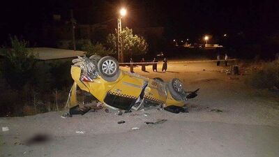 Motosiklete çarpan taksi takla attı: 2 ölü, 6 yaralı