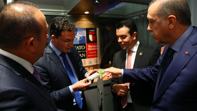Cumhurbaşkanı Erdoğan, Bulgar bakana sigarayı bıraktırdı