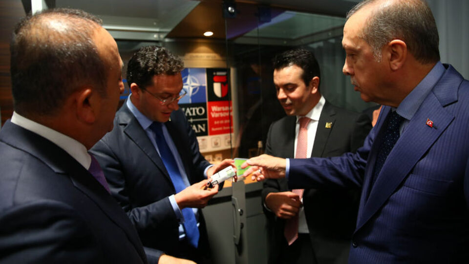 Cumhurbaşkanı Erdoğan, Bulgar bakana sigarayı bıraktırdı