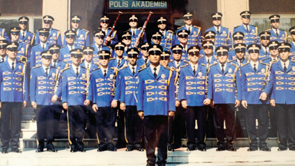 Şark görevi polis bandosunu dağıttı