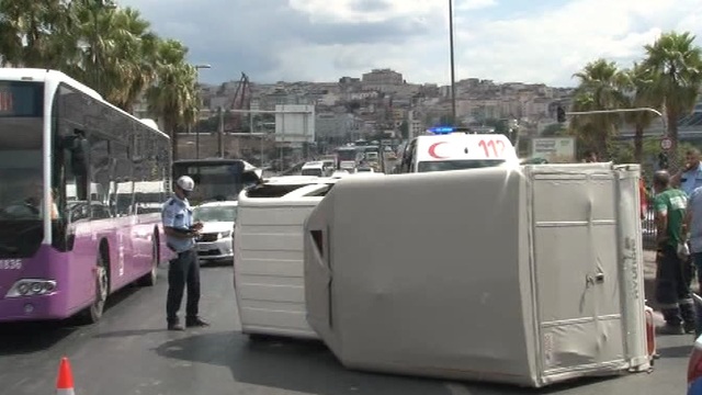 Unkapanı Köprüsü'nde kamyonet devrildi