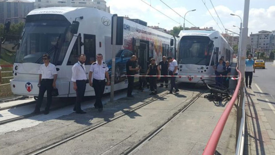 Güngören'de tramvay raydan çıktı