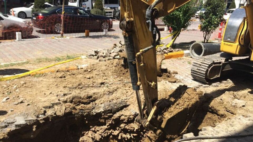Beyoğlu'nda kazıda kemik parçaları bulundu