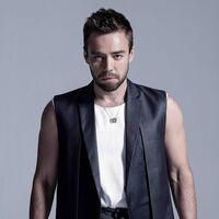 Albümde eşiyle şarkı söyledi