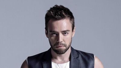 Albümde eşiyle şarkı söyledi