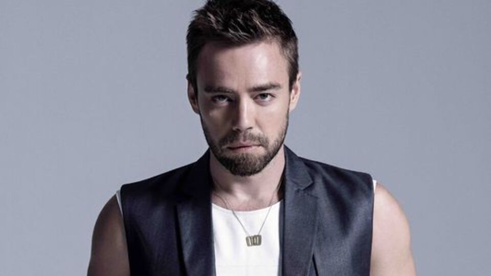 Albümde eşiyle şarkı söyledi