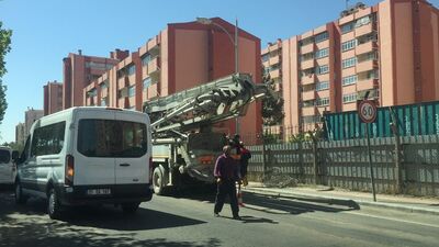Polis lojmanlarına beton duvar