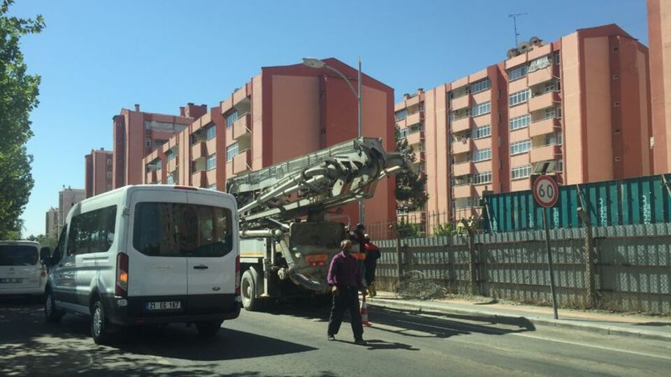 Polis lojmanlarına beton duvar