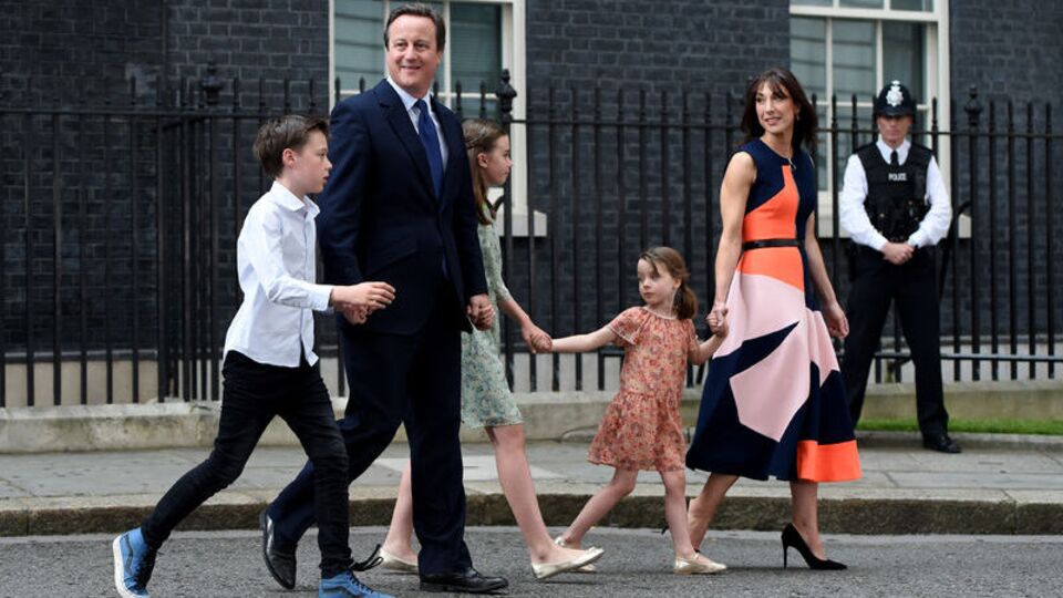 Cameron'ın kızının elbisesi yok sattı