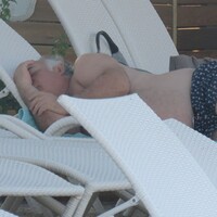 Ünlü oyuncu şezlongda uyuya kaldı