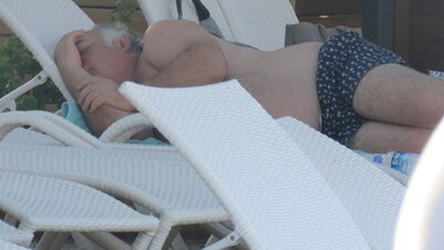 Ünlü oyuncu şezlongda uyuya kaldı