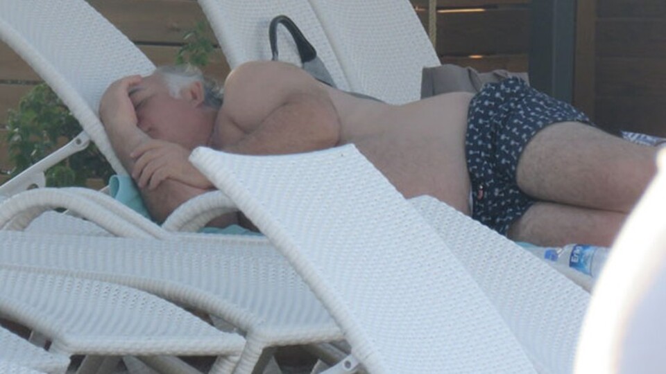 Ünlü oyuncu şezlongda uyuya kaldı