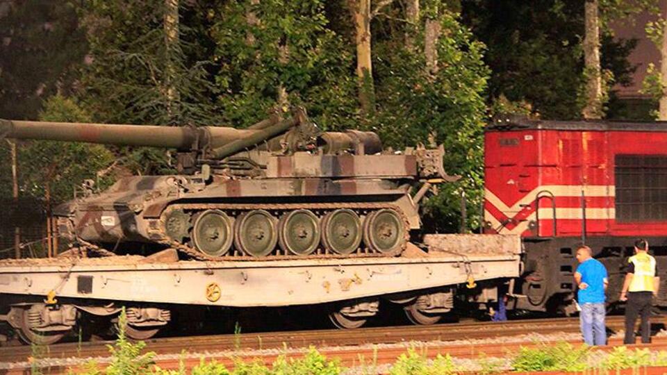 Polis obüslere el koydu!