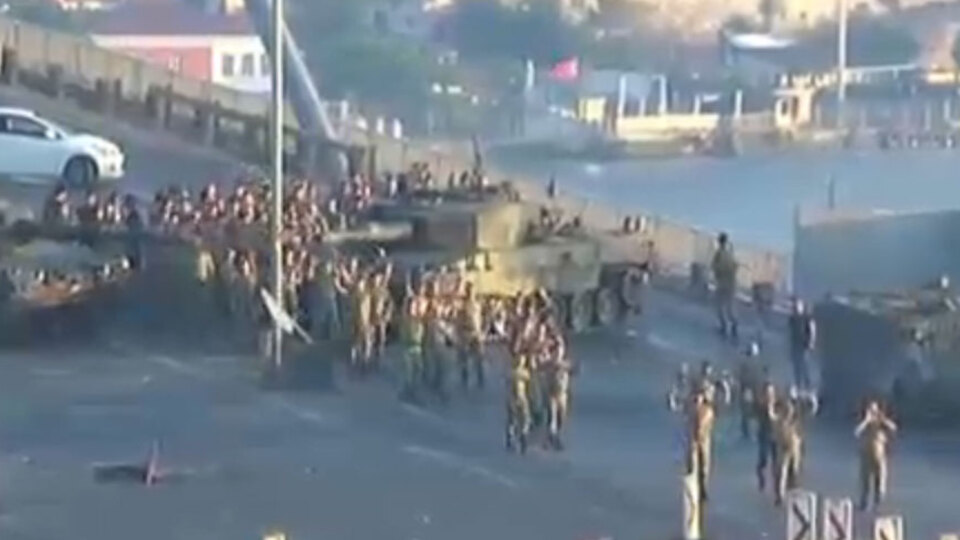 Boğaziçi Köprüsü'nde askerler teslim oldu!