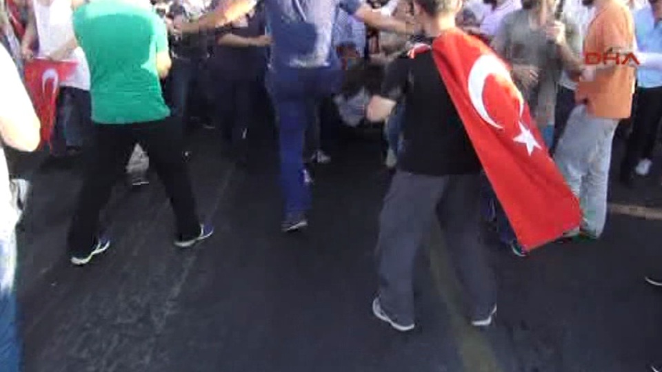 Darbe girişimcisi askere linç!