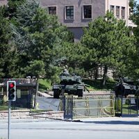 Genelkurmay bahçesinden çıkan tank ateş açtı